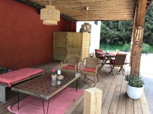 un patio con mesa, sillas y mesa en DOMAINE LES VINYES en Pollestres