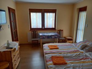 Posteľ alebo postele v izbe v ubytovaní Kertész Apartmanok