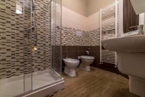 ein Bad mit einem WC, einem Waschbecken und einer Dusche in der Unterkunft BB Villa Giacomina in Tempone