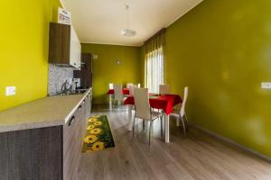eine Küche und ein Esszimmer mit einem roten Tisch und Stühlen in der Unterkunft BB Villa Giacomina in Tempone