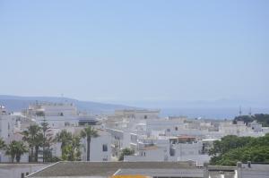 vistas a una ciudad con edificios blancos en La Luz de Vejer, en Vejer de la Frontera