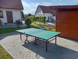 Stolný tenis v ubytovaní Kertész Apartmanok alebo v jeho okolí
