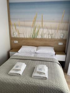 Ein Bett oder Betten in einem Zimmer der Unterkunft Apartament NADMORSKI z Basenem Klifowa Rewal