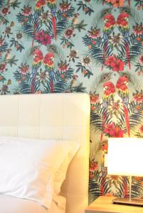 1 dormitorio con pared y papel pintado con motivos florales en Sunny Beach Bari en Bari