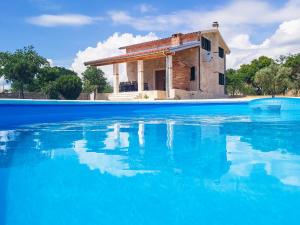 Bazén v ubytovaní Villa Stone Pearl with heated swimming pool alebo v jeho blízkosti