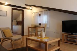 TV a/nebo společenská místnost v ubytování Apartment in Stinjan with sea view, terrace, air conditioning, WiFi 5018-1