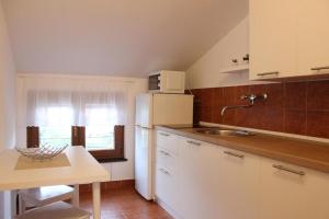 Kuchyňa alebo kuchynka v ubytovaní Apartment in Stinjan with sea view, terrace, air conditioning, WiFi 5018-1