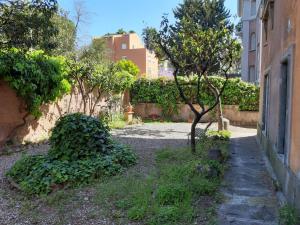 A garden outside OB1 Vacanze Romane
