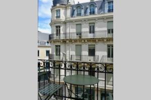 balkon ze stołem i budynkiem w obiekcie Magnolia : Superbe deux-pièces quartier du Château w mieście Pau