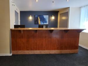Uma TV ou centro de entretenimento em Econo Lodge