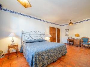 a bedroom with a bed and a table and chairs at Hotel Mansión Virreyes by Rotamundos in San Miguel de Allende