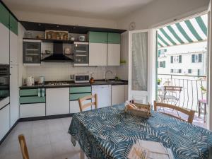 Kuchyň nebo kuchyňský kout v ubytování Recanissu Apartment with balcony & AC + 37 fotografií