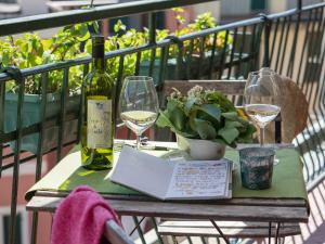 ヴェルナッツァにあるRecanissu Apartment with balcony & ACのワイン2杯と本
