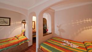 um quarto com duas camas num quarto em Villas Arqueologicas Chichen Itza em Chichén Itzá