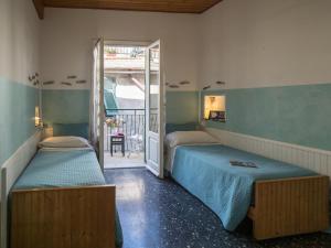 ヴェルナッツァにあるRecanissu Apartment with balcony & ACの窓付きの部屋 ベッド2台