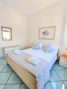 A bed or beds in a room at REale Apartments