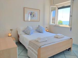 A bed or beds in a room at REale Apartments