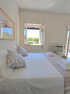 A bed or beds in a room at REale Apartments
