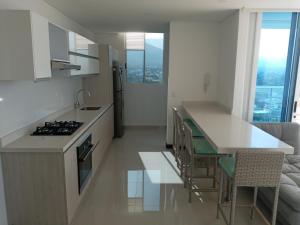 una cocina con estufa y encimera en Ocean club, en Santa Marta