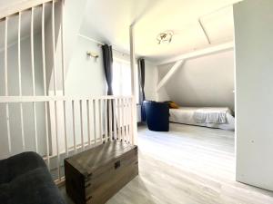 Giường trong phòng chung tại Urocze poddasze w domku jednorodzinnym na Kaszubach