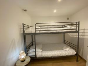 Двухъярусная кровать или двухъярусные кровати в номере Vieux Château