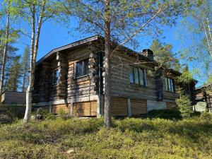 a log cabin in the woods with trees at Rukan Villa Kelotar (Mountain view) in Ruka