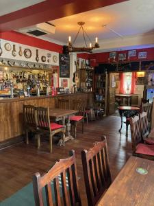 un restaurante con mesa y sillas y un bar en The Star Inn, en Nafferton