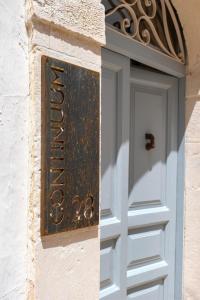 a sign on the side of a door at Continuum 28 in Castellana Grotte