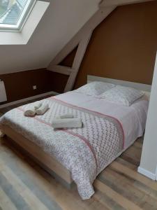 Villa 27 في لو تريبور: غرفة نوم عليها سرير وفوط