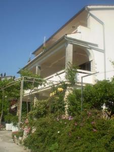 una casa con un mazzo di fiori davanti di Apartment in Palit with Terrace, Air conditioning, Wi-Fi (4603-1) a Mundanije