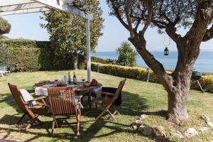 Foto de la galeria de Fantástica casa frente al mar con jardín privado a Sant Pol de Mar