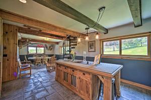 Χώρος καθιστικού στο Country Escape with Sauna, 10 Mi to Cooperstown