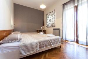 - une chambre avec un grand lit et une grande fenêtre dans l'établissement Apartment Pakostane (3475-2), à Pakoštane