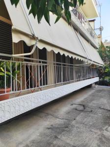 un balcón de un edificio con toldos blancos en Alimos Apartment en Athens