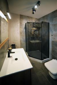 ウェバにあるVilla Azaliaのバスルーム(シャワー、白いシンク付)