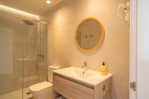 A bathroom at OCEANSUITESLANGRE