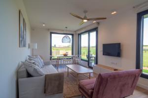 A television and/or entertainment centre at OCEANSUITESLANGRE