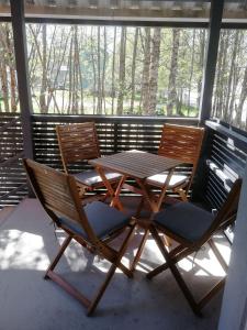 einen Tisch und zwei Stühle auf einer Veranda mit einem Tisch in der Unterkunft Huoneisto Villa Kaitera in Kuusamo