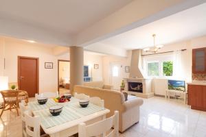 salon ze stołem i kanapą w obiekcie Liogerma Resorts w mieście Sitia +26 zdjęć