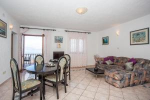 salon z kanapą i stołem w obiekcie Apartment in Njivice with Seaview, Balcony, Air condition, WIFI (4687-2) w mieście Nijvice +29 zdjęć
