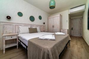 Giường trong phòng chung tại CEMAL ALAÇATI BUTİK HOTEL