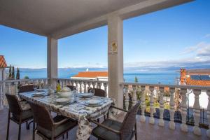 stół na balkonie z widokiem na ocean w obiekcie Apartment in Njivice with Seaview, Balcony, Air condition, WIFI (4687-2) w mieście Nijvice