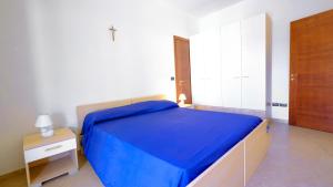 una camera con letto blu e porta in legno di Dolcevivere Gallipoli 3 - 4 a Gallipoli