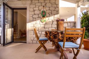 una sala da pranzo con un tavolo e due sedie di CEMAL ALAÇATI BUTİK HOTEL ad Alaçatı