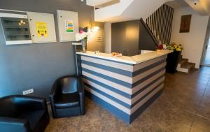 a bar in a waiting room with two chairs at Vila 27 in Eforie Nord