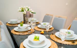 uma mesa com pratos de comida em cima em Apartament Karkonoskie Tarasy em Karpacz