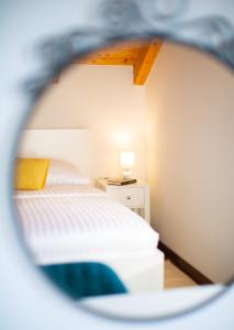1 dormitorio con 1 cama y 1 mesa con lámpara en Villa Aida, en Komiža