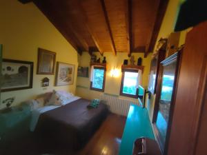 - une chambre avec un lit et un canapé dans l'établissement Casa Rous, à Molló