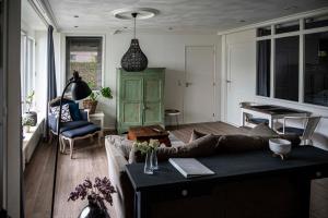 een woonkamer met een bank en een tafel bij Reseda apartment in Alblasserdam