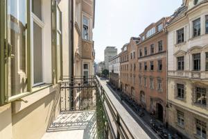 Blick auf eine Straße vom Balkon eines Gebäudes in der Unterkunft Stay COOPER l Laurenz in Bozen